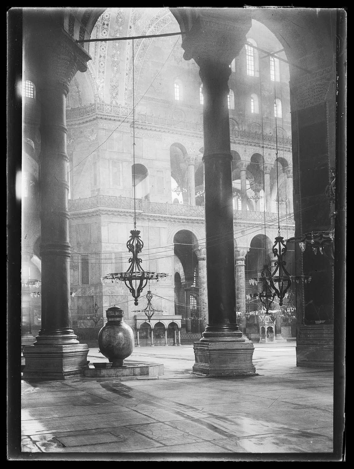 Entrée de la nef, avec une des deux urnes d'albâtre offertes par le sultan Murat III